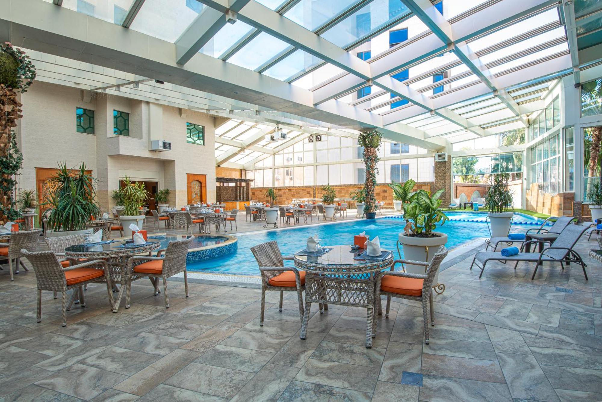 Bristol Hotel Амман Екстер'єр фото The pool at the hotel
