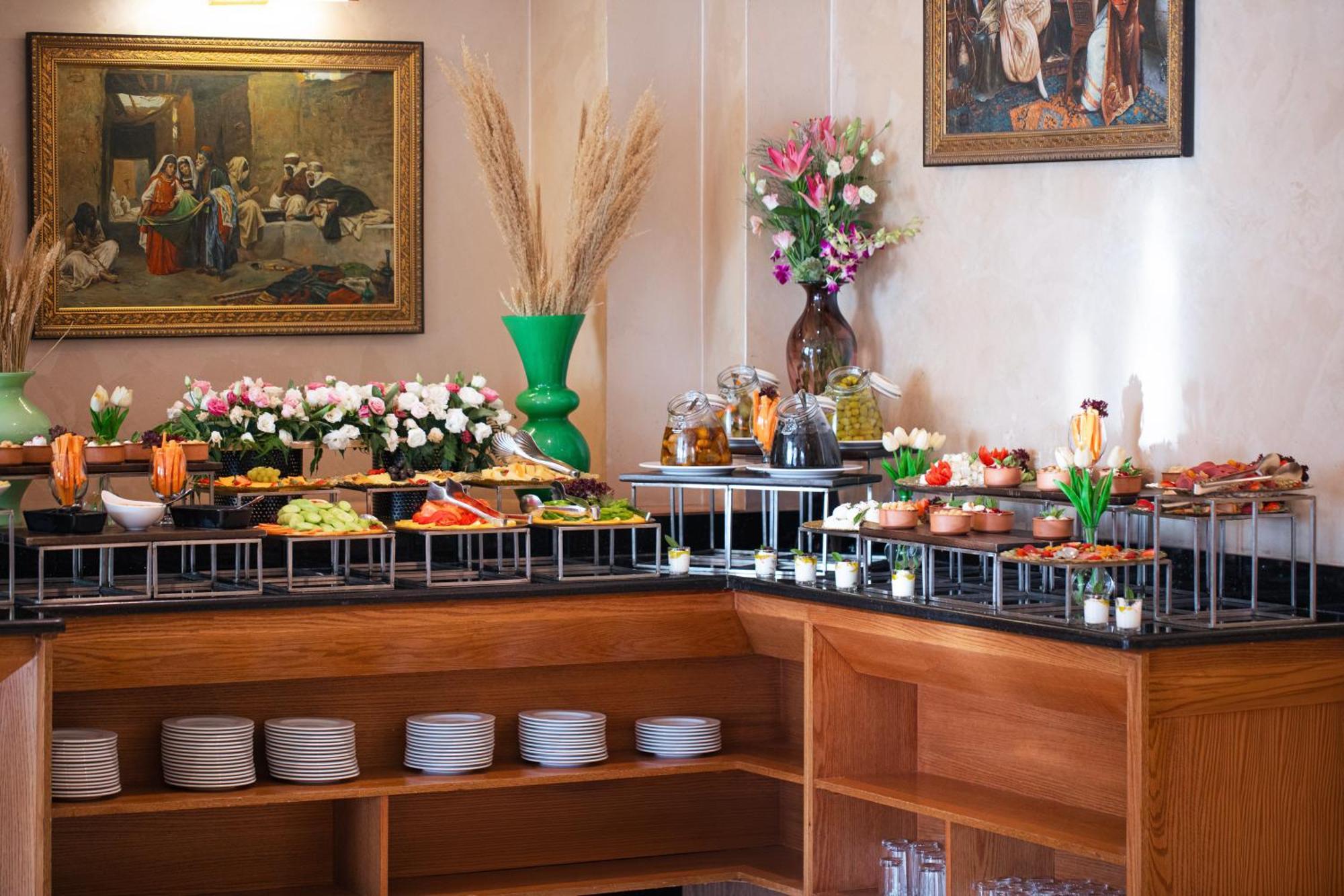 Bristol Hotel Амман Екстер'єр фото A buffet
