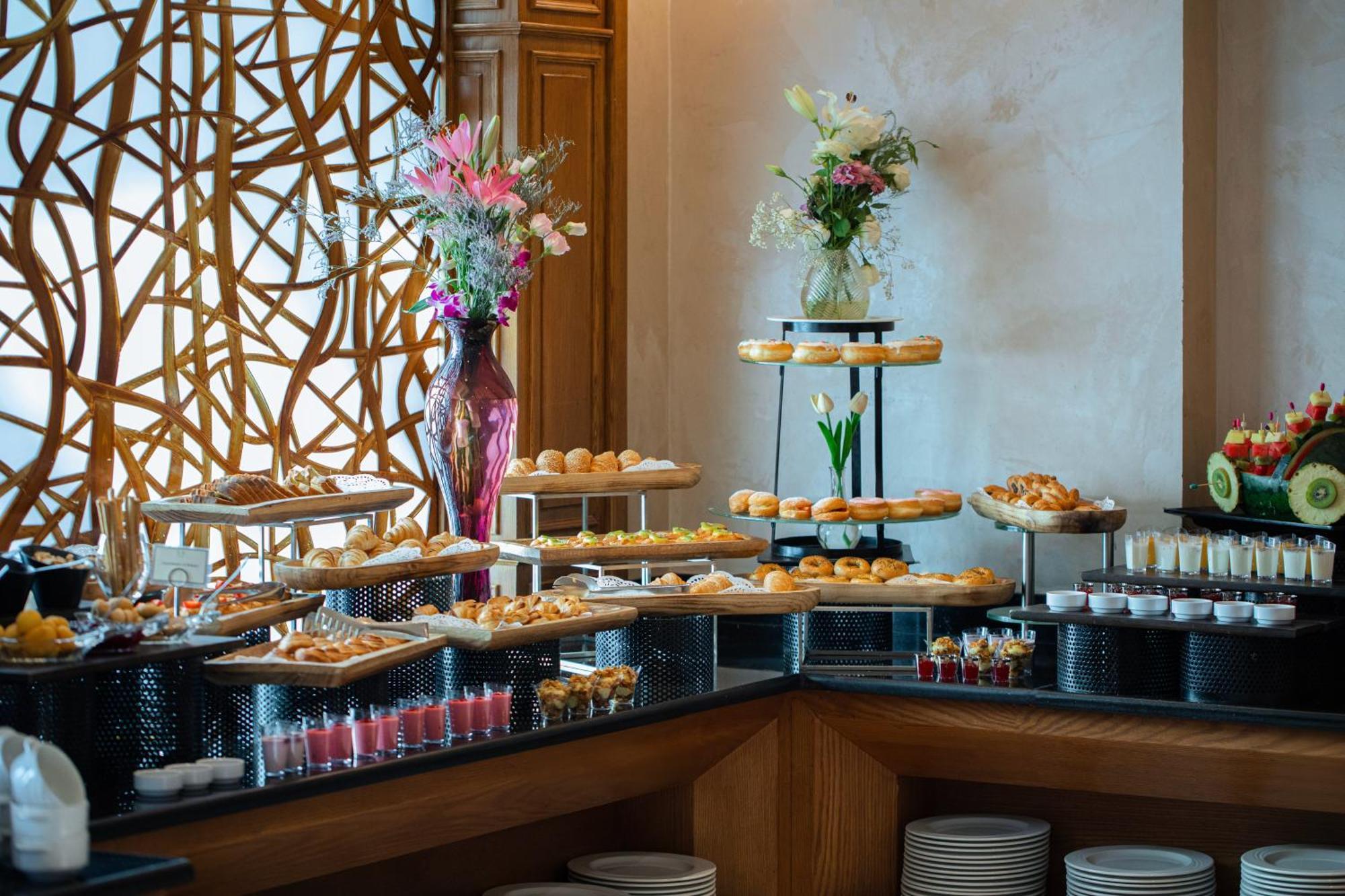 Bristol Hotel Амман Екстер'єр фото A dessert buffet