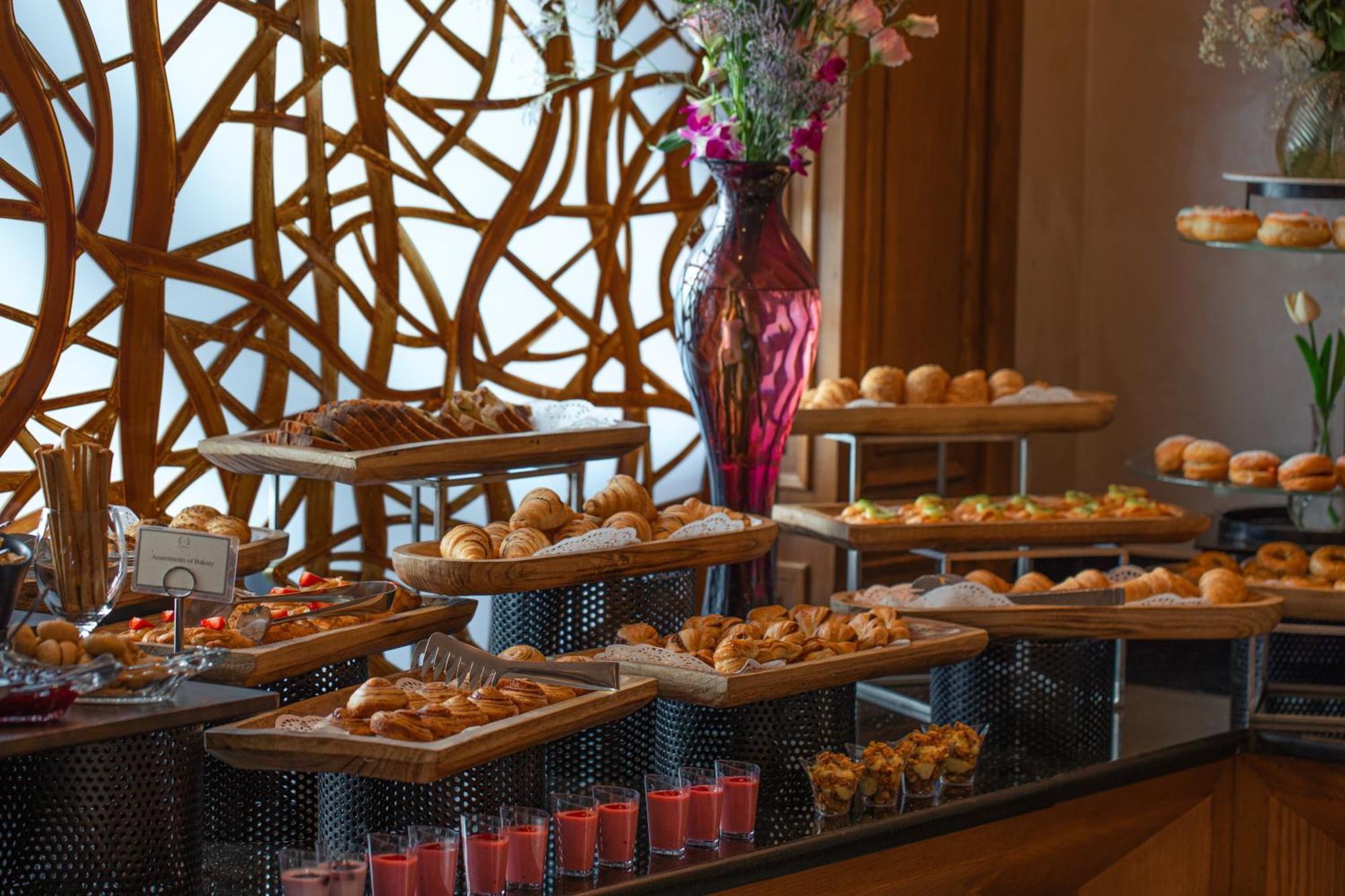 Bristol Hotel Амман Екстер'єр фото A buffet at a hotel