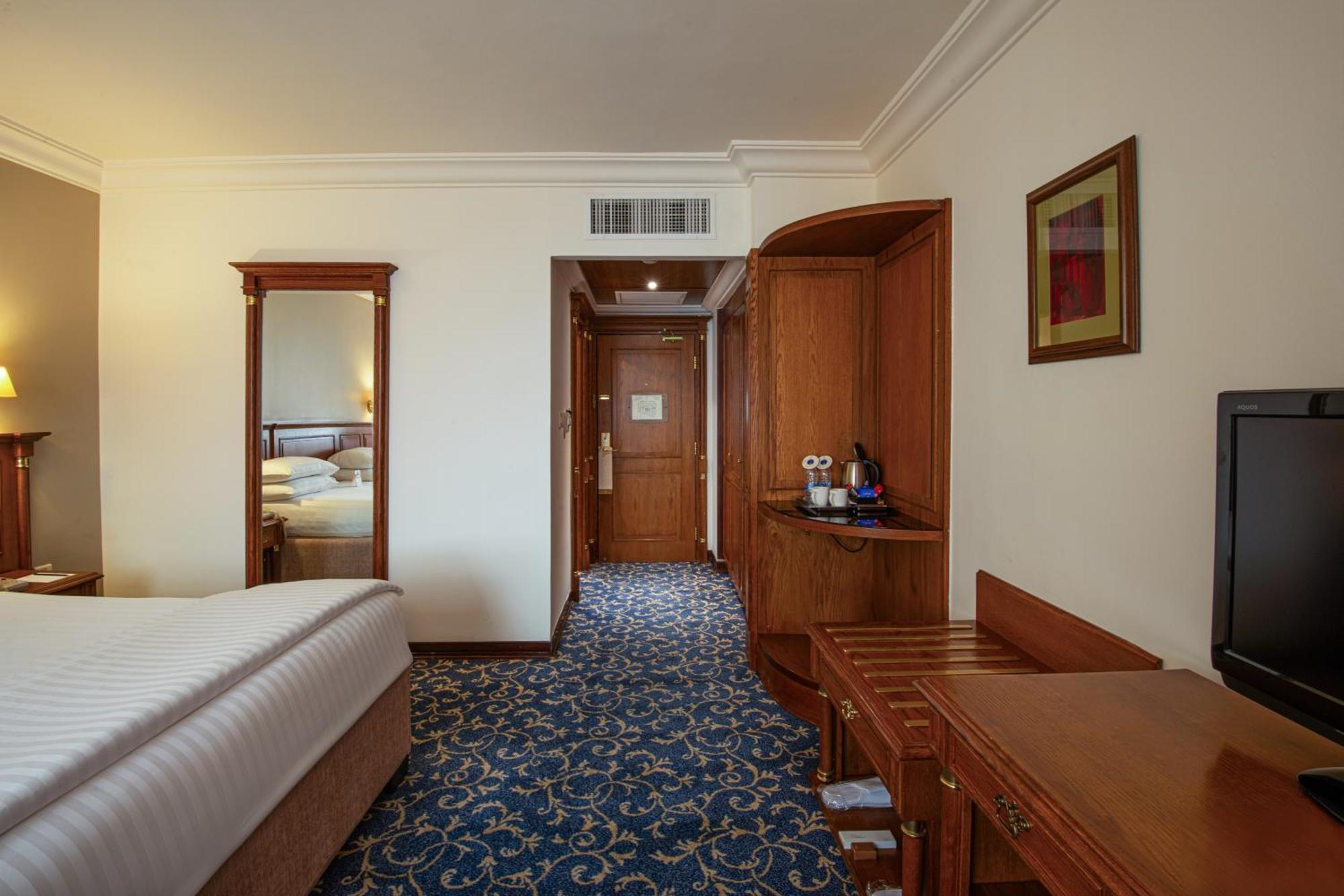 Bristol Hotel Амман Екстер'єр фото A room at the hotel